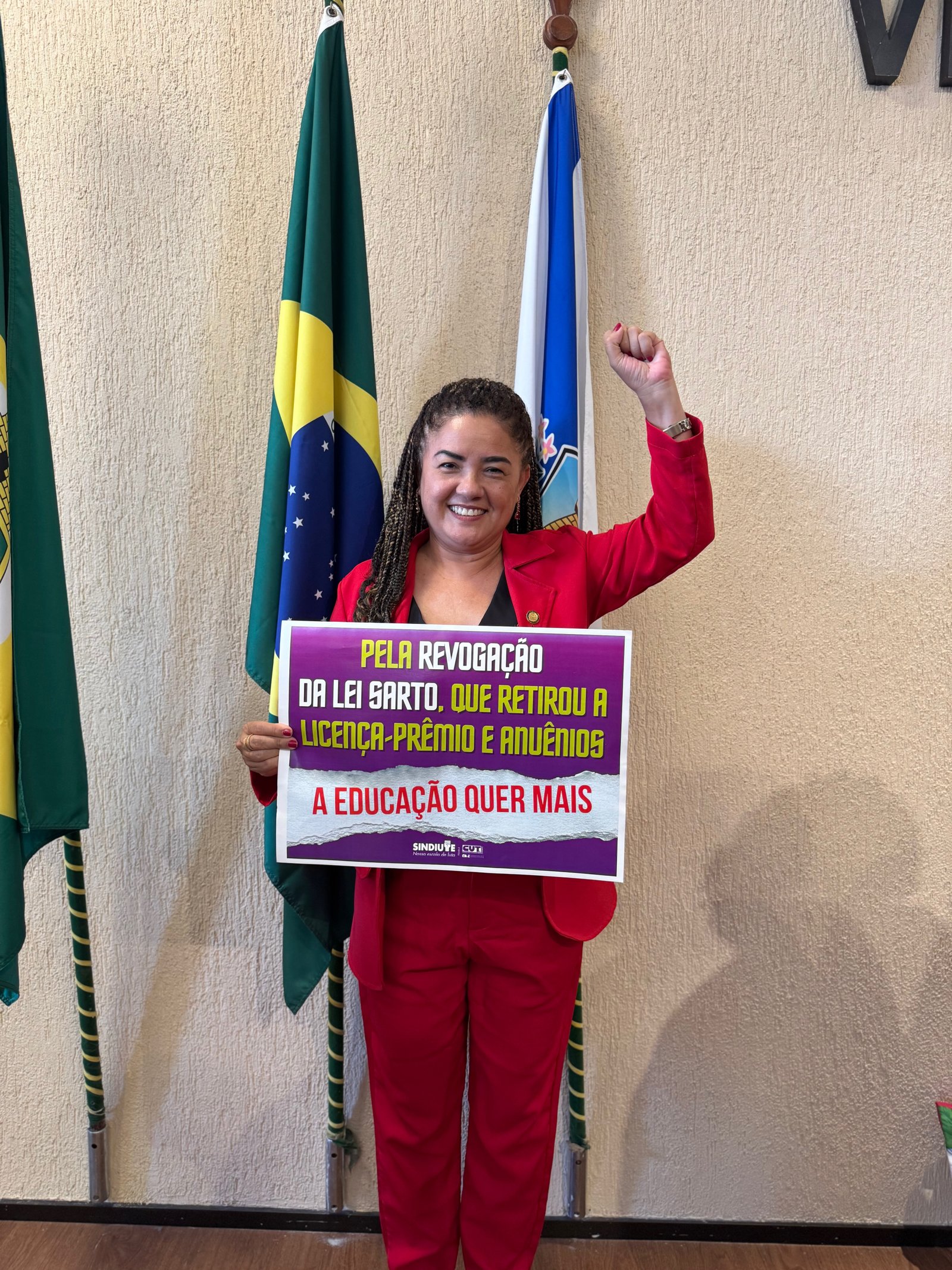 Professora Adriana Almeida com apoiadores em agenda de campanha