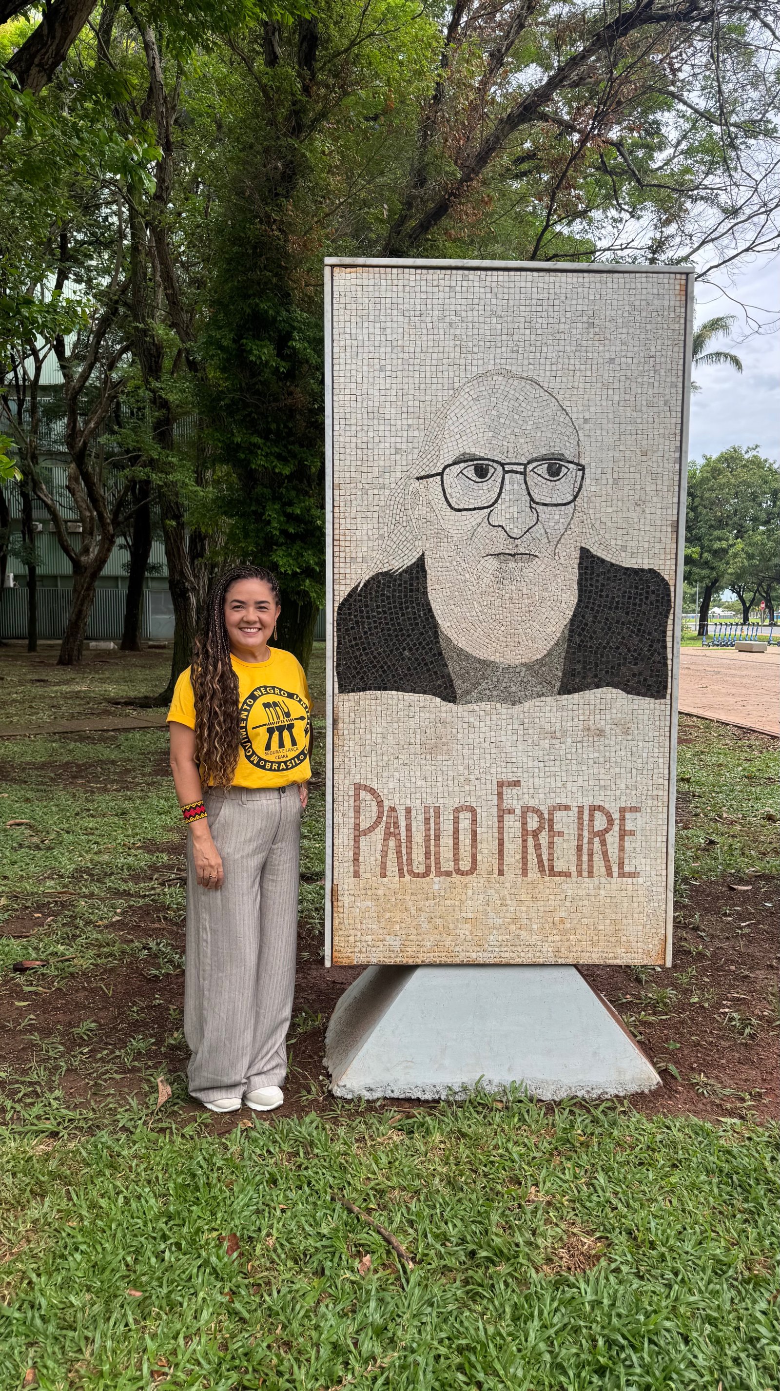Professora Adriana Almeida em mobilização com a população